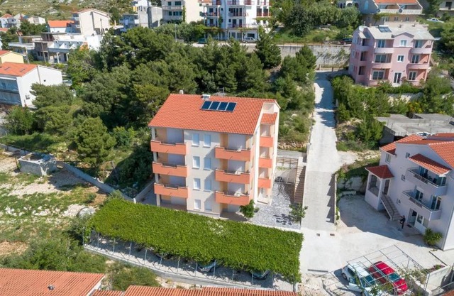 Apartments with parking space Duce, Omis - 9437