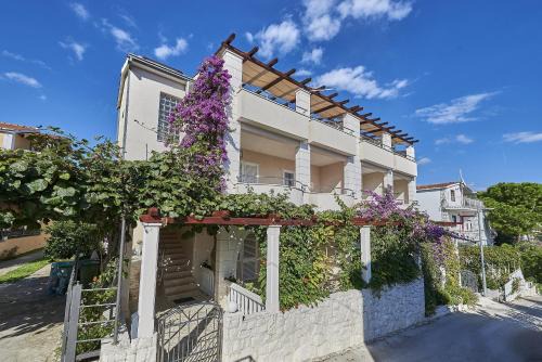 Apartments with parking space Mavarstica, Ciovo - 17803