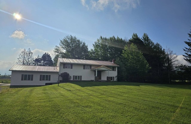 Appalachian retreat – Sleeps 18 | Hot Tub | Pool table | Near Skiing, Hiking & More!