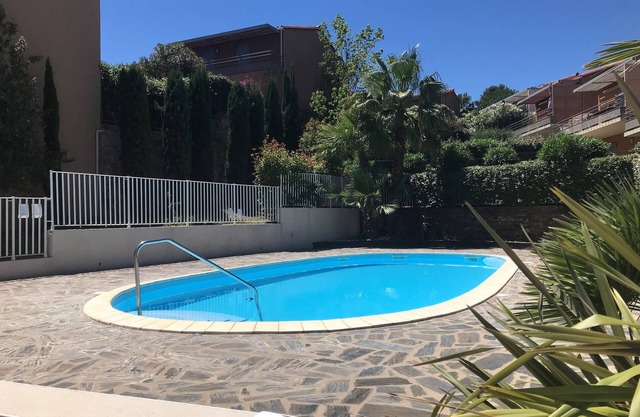 appart. 6p, sea view, air-conditioning, private parking, swimming pool, close to beaches and shops