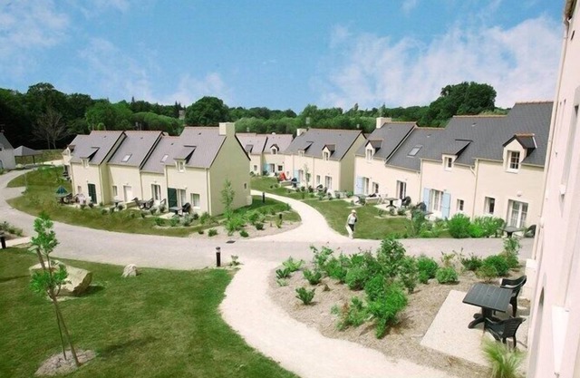 Appart sur la Côte d'Émeraude, Terrain Multisports