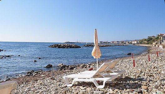Appartamento Torre Caleo E: A bright and sunny apartment located right on the beach.