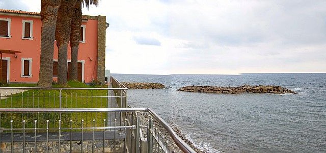 Appartamento Torre Caleo M: A bright and elegant apartment located right on the beach.