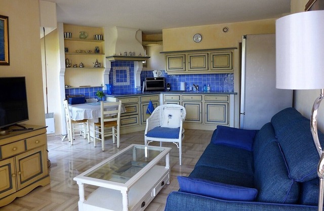 Appartement 41 m2, Terrasse , Parc et Piscine. Plages à 10 mn à Pieds