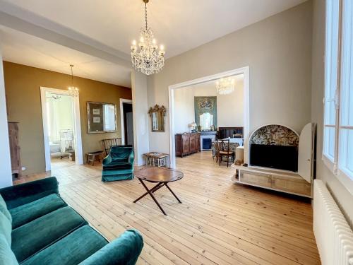 Appartement Art Déco à Granville, proche plage, gare et commerces, 3 chambres, ascenseur, parking. - FR-1-361-392