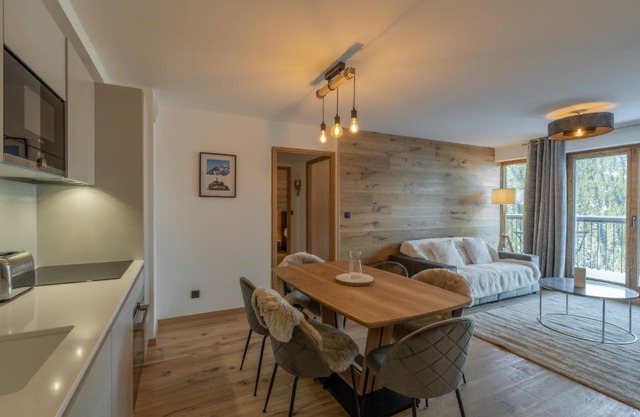Appartement Neuf 65m² Courchevel Moriond, 2 Chambres + Cabine, Balcon, Parking Couverts, Skis aux Pieds - FR-1-563-127