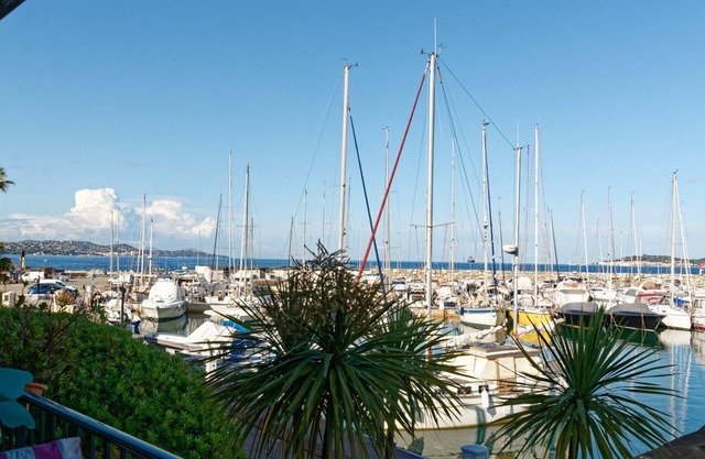 Appartement rez de Chaussée T3 , 4, Pieds Dans L'eau, vue mer et Marina, Plage,