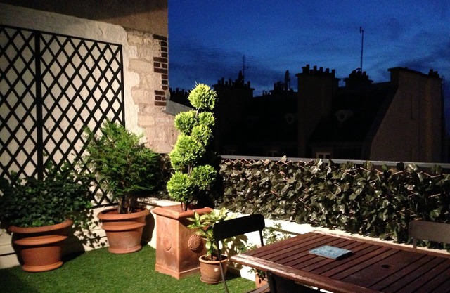 Appartement tout équipé avec une grande terrasse au calme sur les toits de Paris