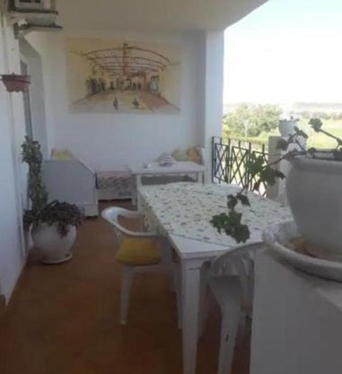 Appartement type andalous avec peintures murales originales grande double terrasse vue sur golf Teelal de Saïdia et piscine