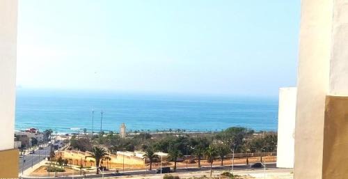 Appartement vue panoramique sur mer Avec Climatisation! à 5 minutes à pied de la Plage ! à environ 6 minutes en voiture du Centre d'Agadir et à 10 minutes en voiture de Taghazout !