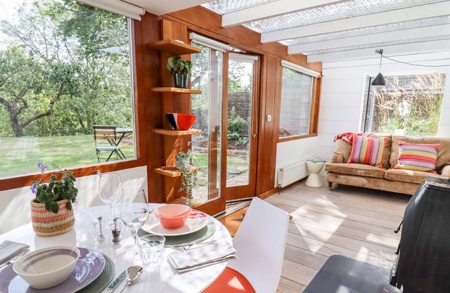 APPLE COTTAGE, romantic, with a garden in Chedworth