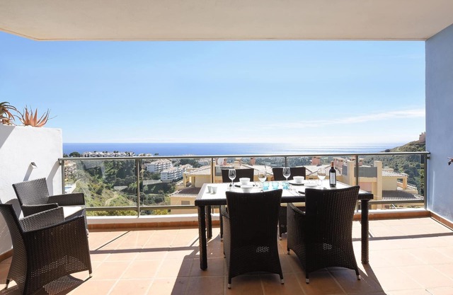 Apt with spacious terrace with amazing sea views, pool, 8 min drive to beach!