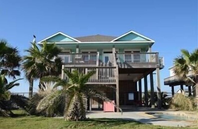 Aquamarine: 3 BR, 2 BA House in Gilchrist, Sleeps 11