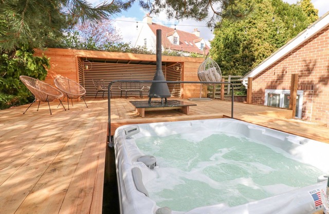 ARBOUR HOUSE FARM BUNGALOW, pet friendly, with hot tub in Durham