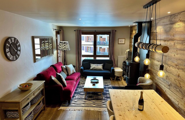 Arc 1950 Ski-in/ski-out, fantastic location, cozy, family friendly, sleeps 6+2