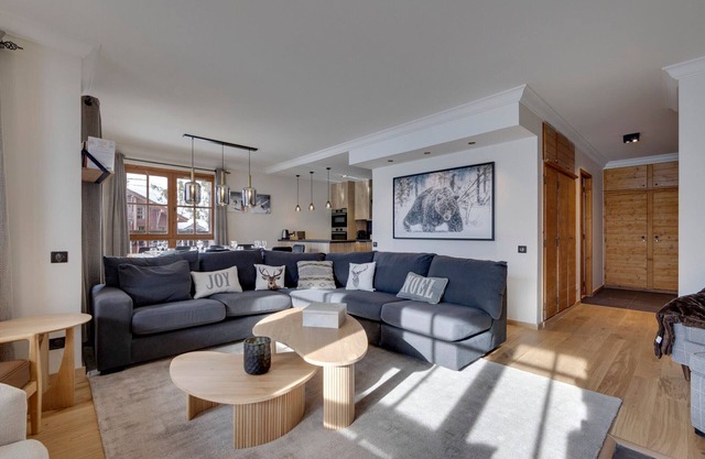 Arc 1950: Spacious for 10, ski-in/ski-out, pools & spa