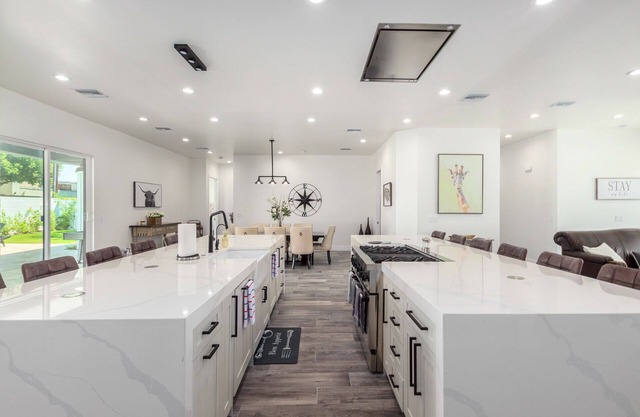 ARCADIA 2022 NEW BUILD - 5 bed/4.5bath - Heated Pool - PRIME LOCATION