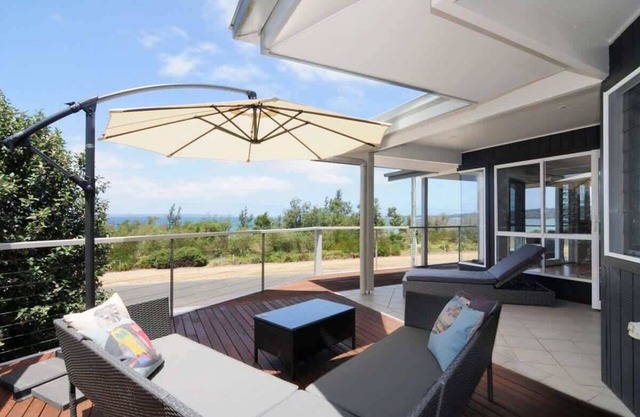 Arcadia - large 5BR beach home & optional studio