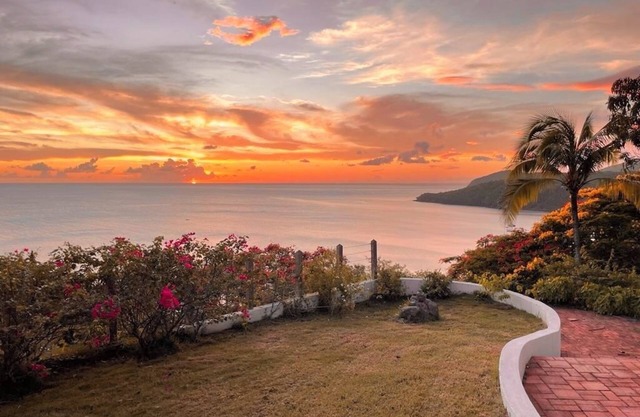 Architect-designed villa, directly above the sea, 180° view.