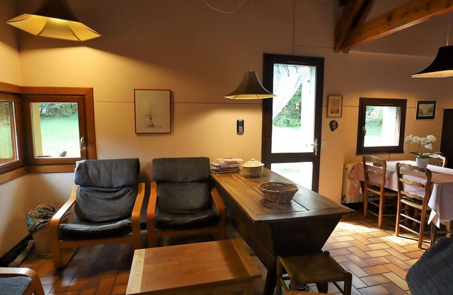 Architect-Designed Chalet. Spacious 2BR. Sleeps 6. Peaceful with Garden and River. Proximity to Ski Bus