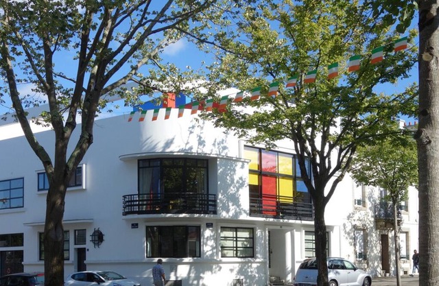 Architect 's house with character, sea, city center, interceltic festival