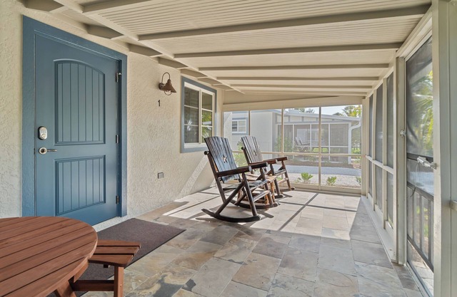 Are you looking for a quaint fishing village in the heart of Captiva Island? - Jensen's Cottage #01