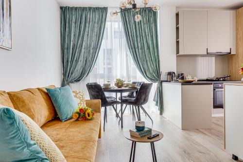 ARI Sunshine - Elegant Apartments with Balcony & Free Parking