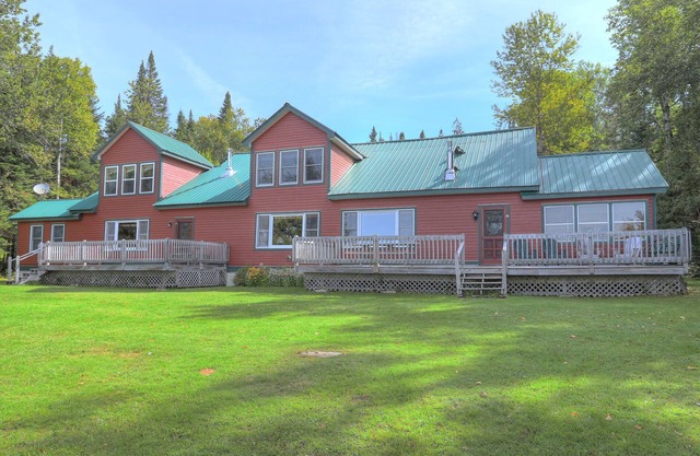 Ark - Gull Pond home with walk in area to the water