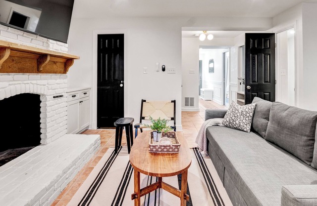 Arlington Exclusive 6 Bed Retreat walk to Metro