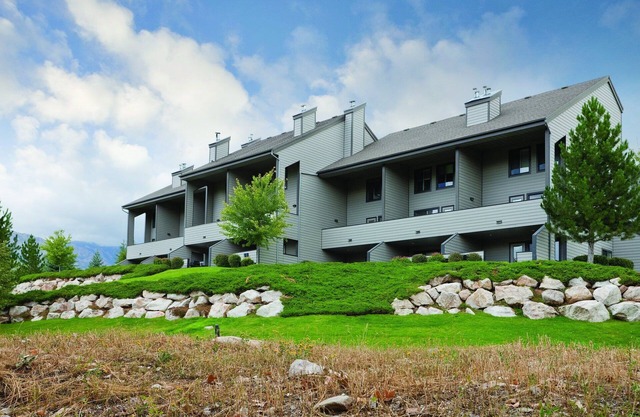 Art galleries and performing arts in nearby!