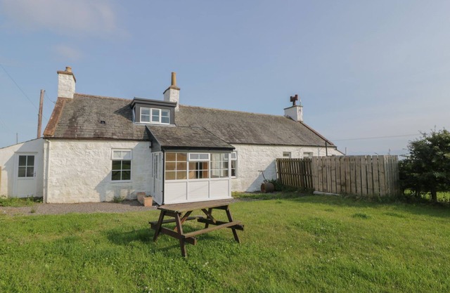 ARTHUR'S COTTAGE, pet friendly, with a garden in Southerness