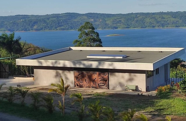 Artist built home Stunning Views of Lake Arenal!
