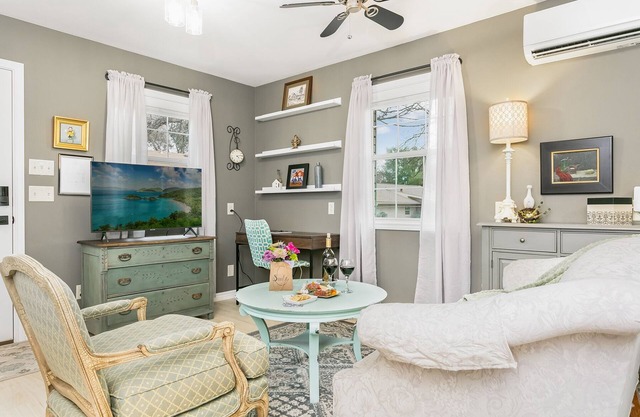 Artist Chalet | 1/1 Cottage | King Bed | Full Kitchen