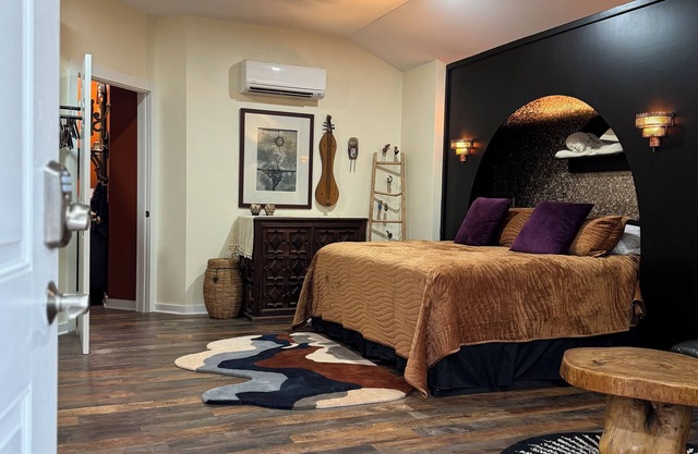 Artist Hideaway ~ Unique and Artistically designed studio on 1 acre