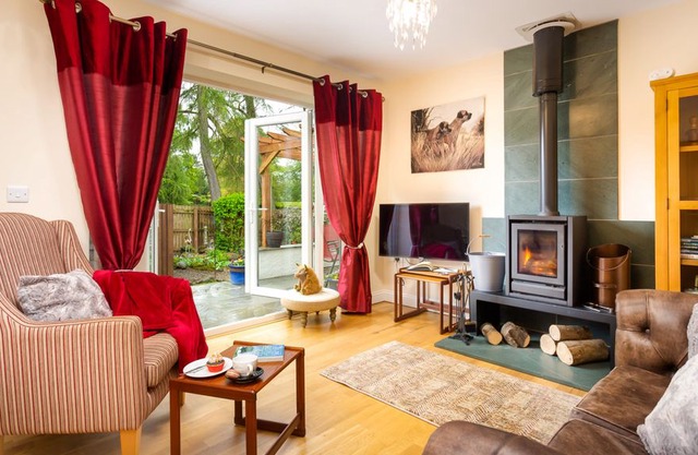 Artists Hideaway - Two Bedroom House, Sleeps 3