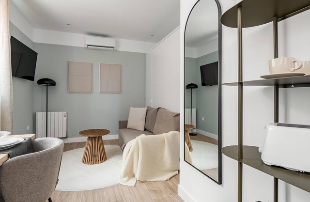 Arturo Soria Stays by Charming II, newly renovated with Parking