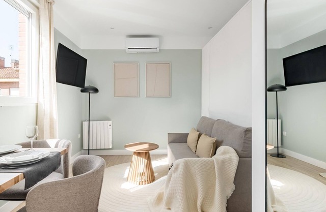 Arturo Soria Stays by Charming VIII - newly renovated, Parking