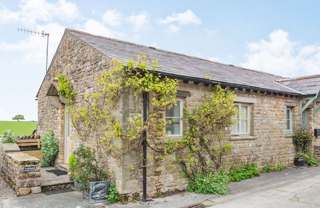ASHBANK COTTAGE, character holiday cottage, with open fire in Tatham