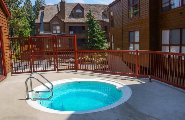 Aspen Creek #225 | Nearby Hiking, Shared Pool & Hot Tub, Close to Skiing!