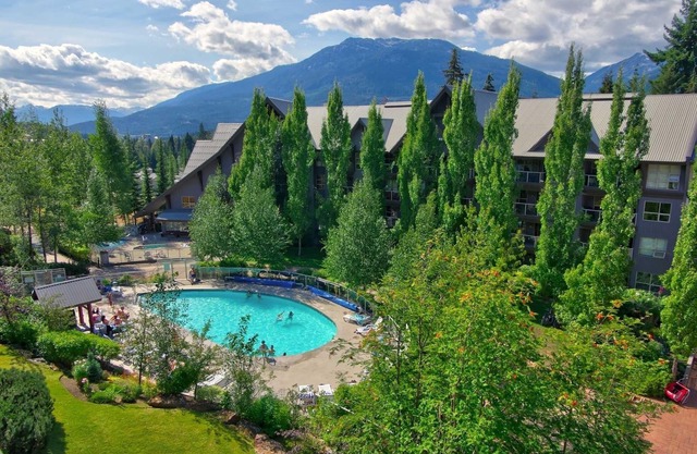 Aspens #215 Prime Ski-in Ski-out Location! Pool, Hot tubs, BBQ, sleeps 4