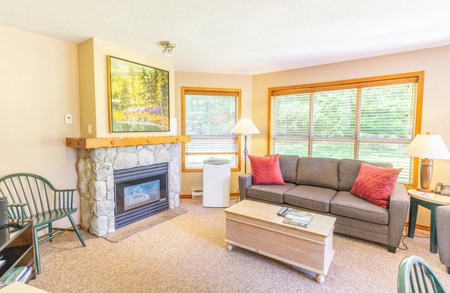 Aspens #252 Prime Ski-in Ski-out Location! Pool, Hot tubs, BBQ, sleeps 6