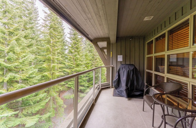 Aspens #427 Prime Ski-in Ski-out Location! Top Floor Unit, Pool, Hot tubs, BBQ