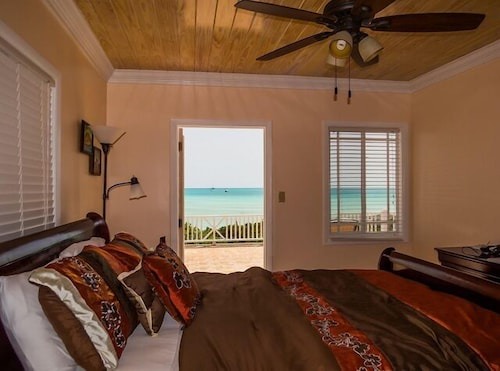 Astoundingly Pure and Blue Ocean View- Quiet and Serene Vacation Spot Awaits You