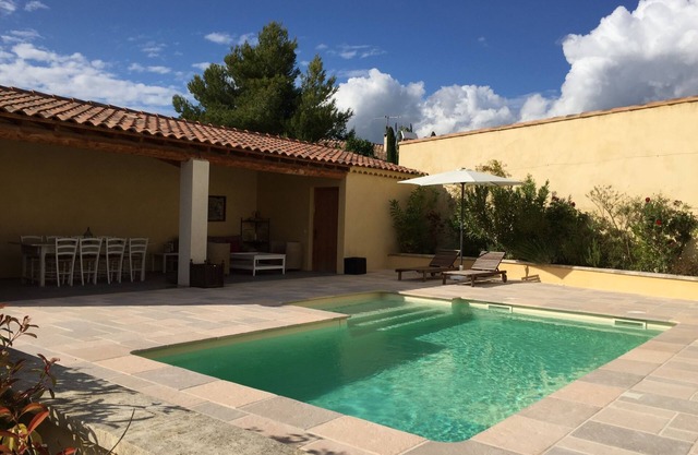 At the foot of the Luberon, beautiful Provencal house with pool and views of the Luberon