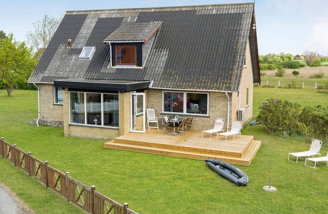 At the harbor of the island of Femø welcomes you this spacious cottage with Finnish wooden bath.