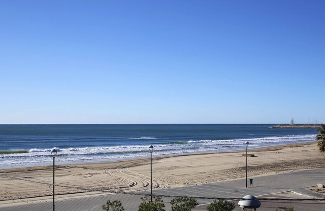 AT010 ULTRAMAR: Nice modern apartment overlooking the beach of Baix a Mar
