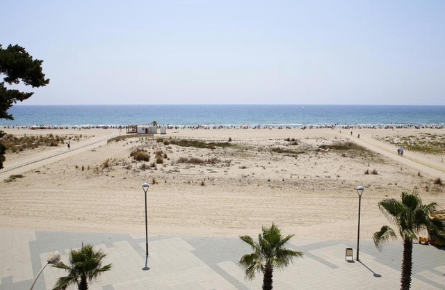 AT038 Vistas de la playa, primera línea con piscina