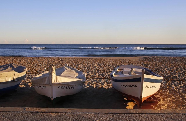 AT076 BAIX A MAR: Apartment in Baix a Mar on the seafront