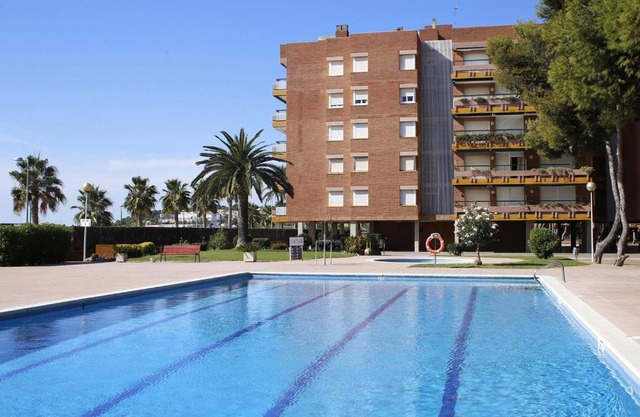 AT116 Els Pins, comunidad con piscina en 1ra línea de la playa