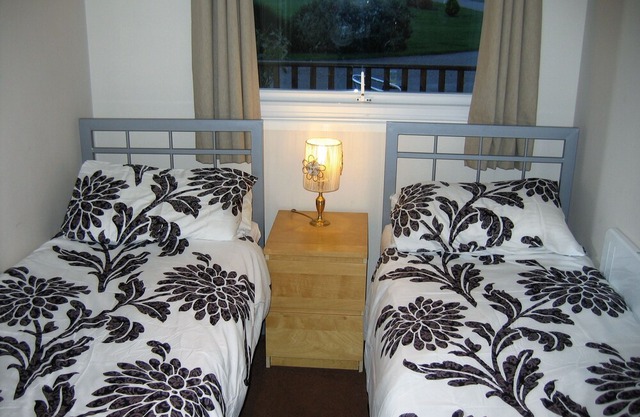 'ATARDECER' - Modern two-bedroomed chalet located on Rainbows End Park, Bacton.
